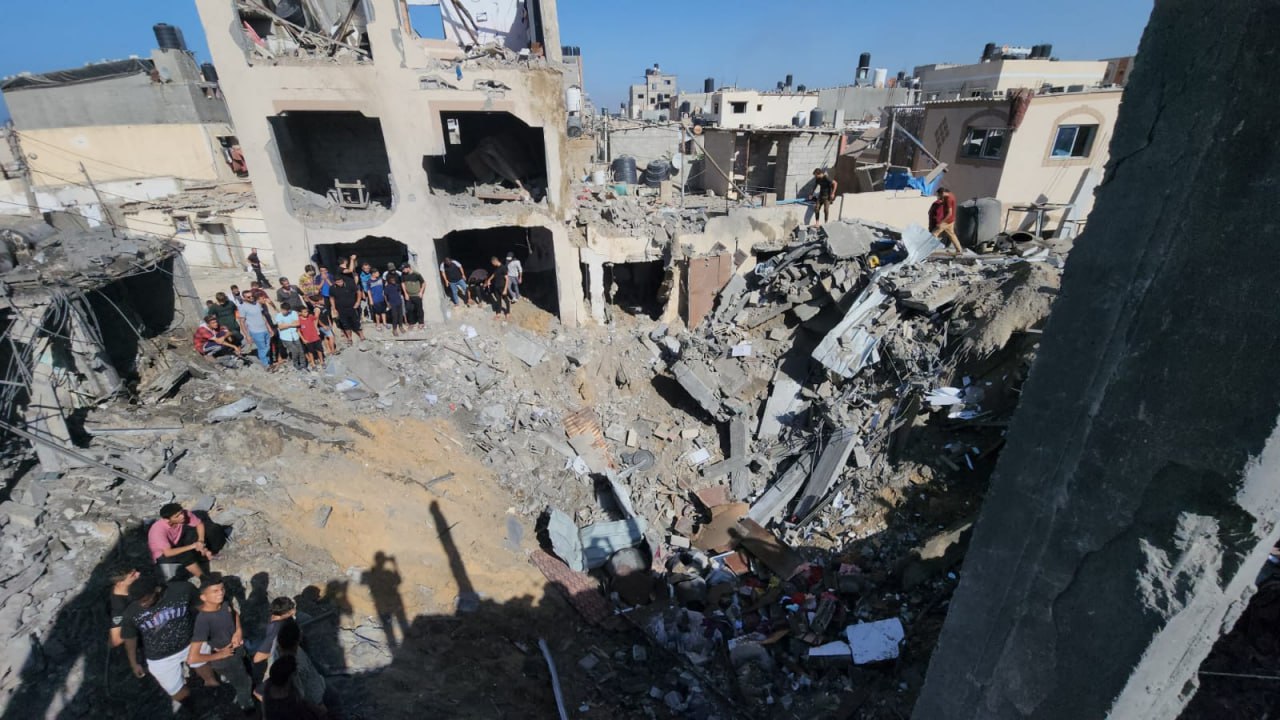 دمار كبير بعد قصف إسرائيلي لمنزل عائلة سلمان بدير البلح وسط قطاع غزة، مخلفاً عدد من الشهداء والجرحى قبل قليل